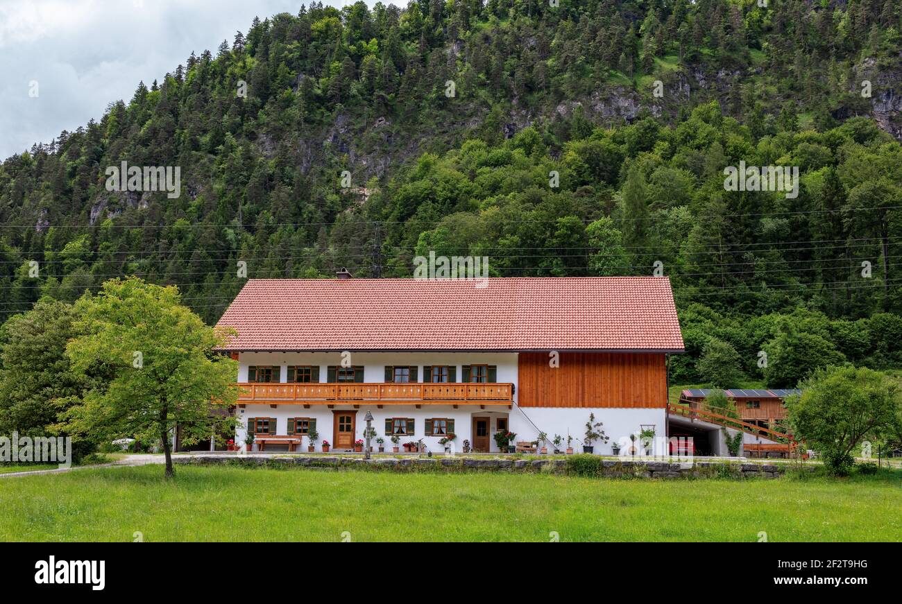 Casas y prados en un pueblo bávaro, Alemania Foto de stock