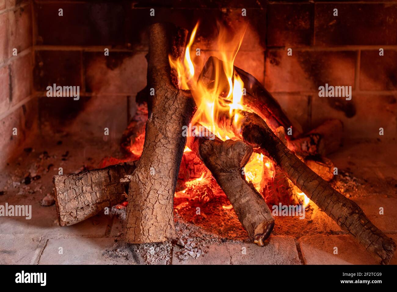 Vista de una chimenea encendida fotografías e imágenes de alta resolución -  Alamy