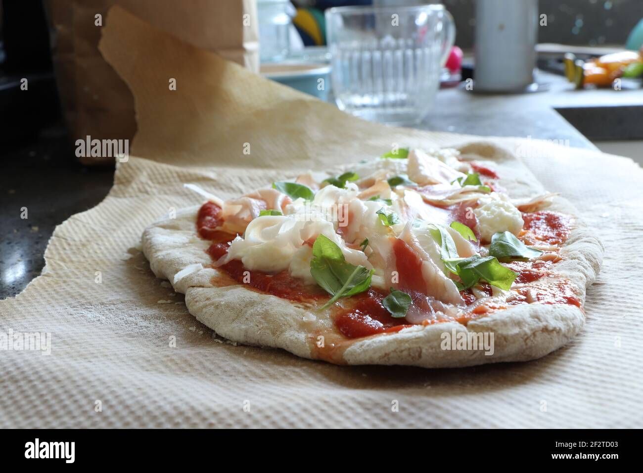 Pizza rústica de masa fermentada preparada para el horno Fotografía de  stock - Alamy