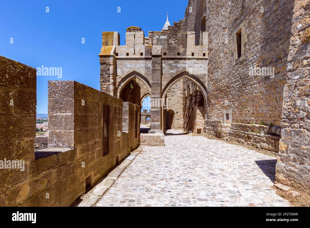 Arcos fortificados que conectan las murallas del castillo en la ciudad de Carcasona Foto de stock