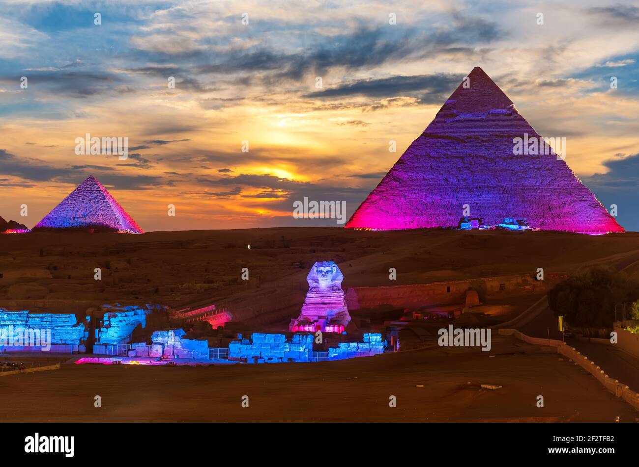 Las grandes Pirámides de Egipto y la Esfinge, iluminados por la noche, Giza Foto de stock