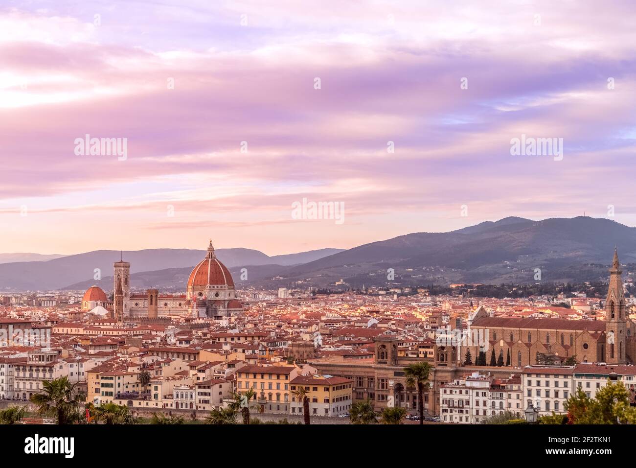Impresionante puesta de sol sobre el centro histórico de Florencia y la famosa catedral (Duomo Santa Maria del Fiore) Toscana, Italia Foto de stock