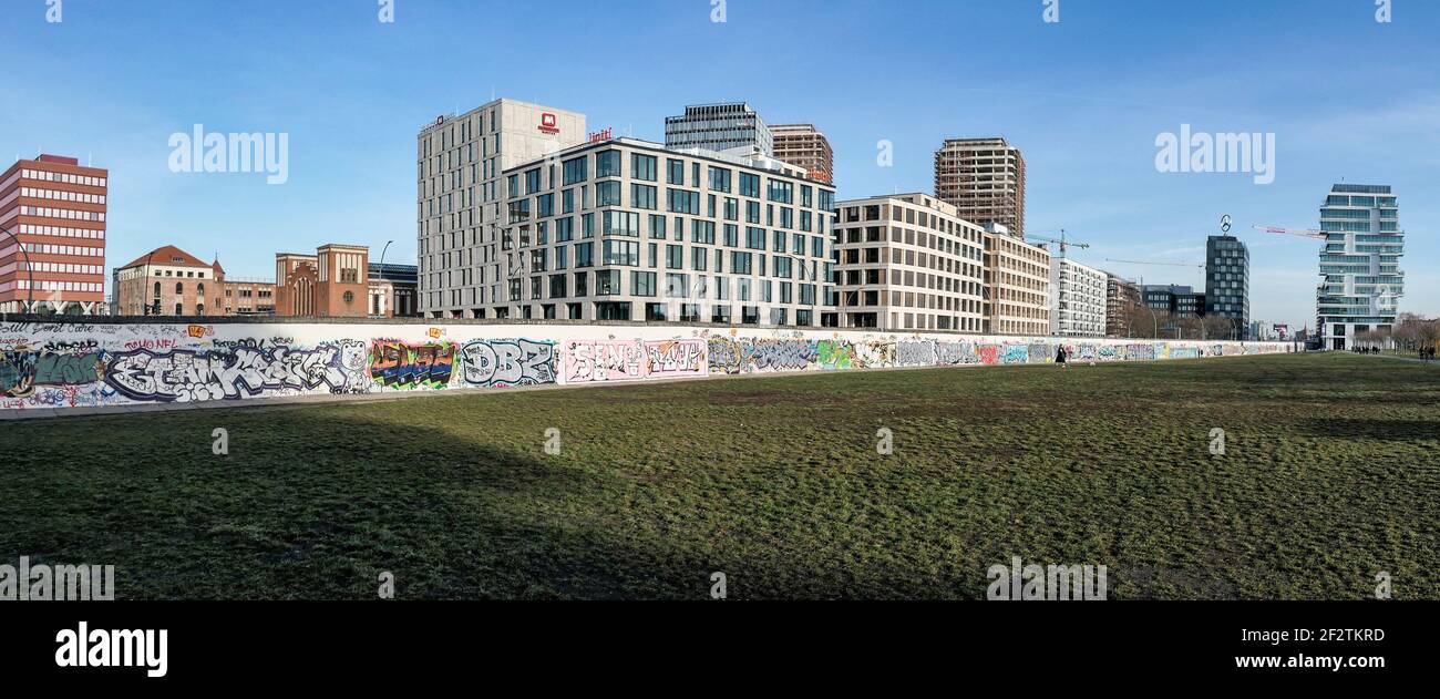 Panorama East Side Gallery, Media Spree, Skyline,Postbahnhof, Meininger Hotel, Init , Mercedes, Living Levels Tower, Friedrichshain, Berlín Foto de stock