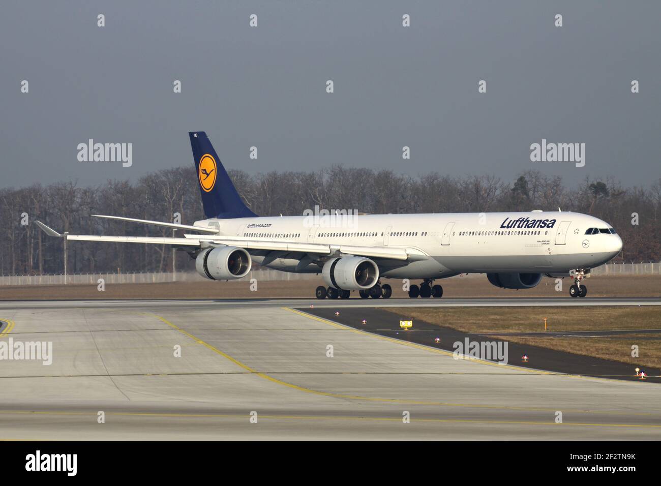 El Airbus A 340-600 de la Lufthansa alemana con registro D-AIHE acaba de aterrizar en la pista 07L del aeropuerto de Frankfurt. Foto de stock