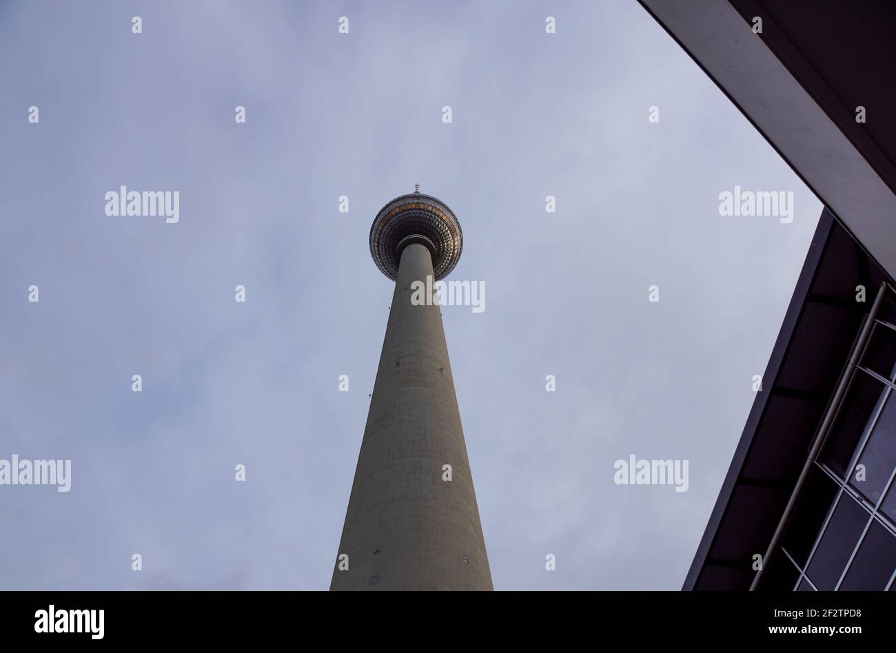 La torre de televisión, situado en la plaza Alexanderplatz, en Berlín, Alemania Foto de stock