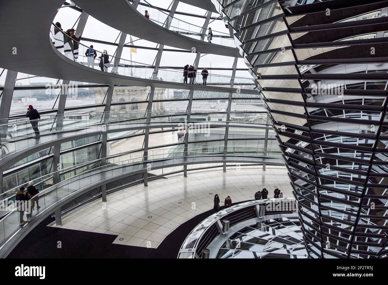 La Cupola en la parte superior del edificio Reichstag en Berlín. Vista de invierno Foto de stock