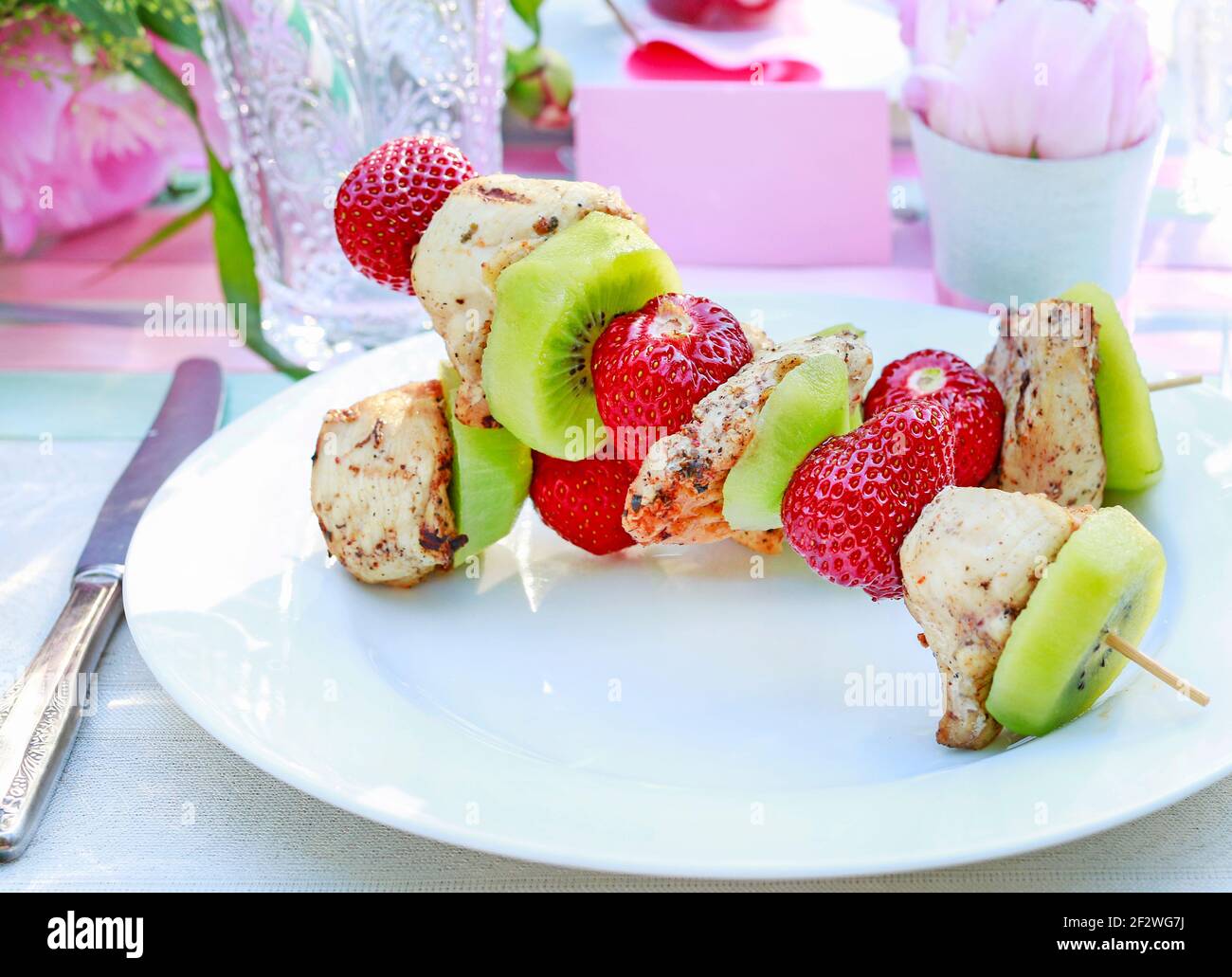 Shashlik con frutas frescas y carne. Mesa preparada para fiesta en el  jardín Fotografía de stock - Alamy