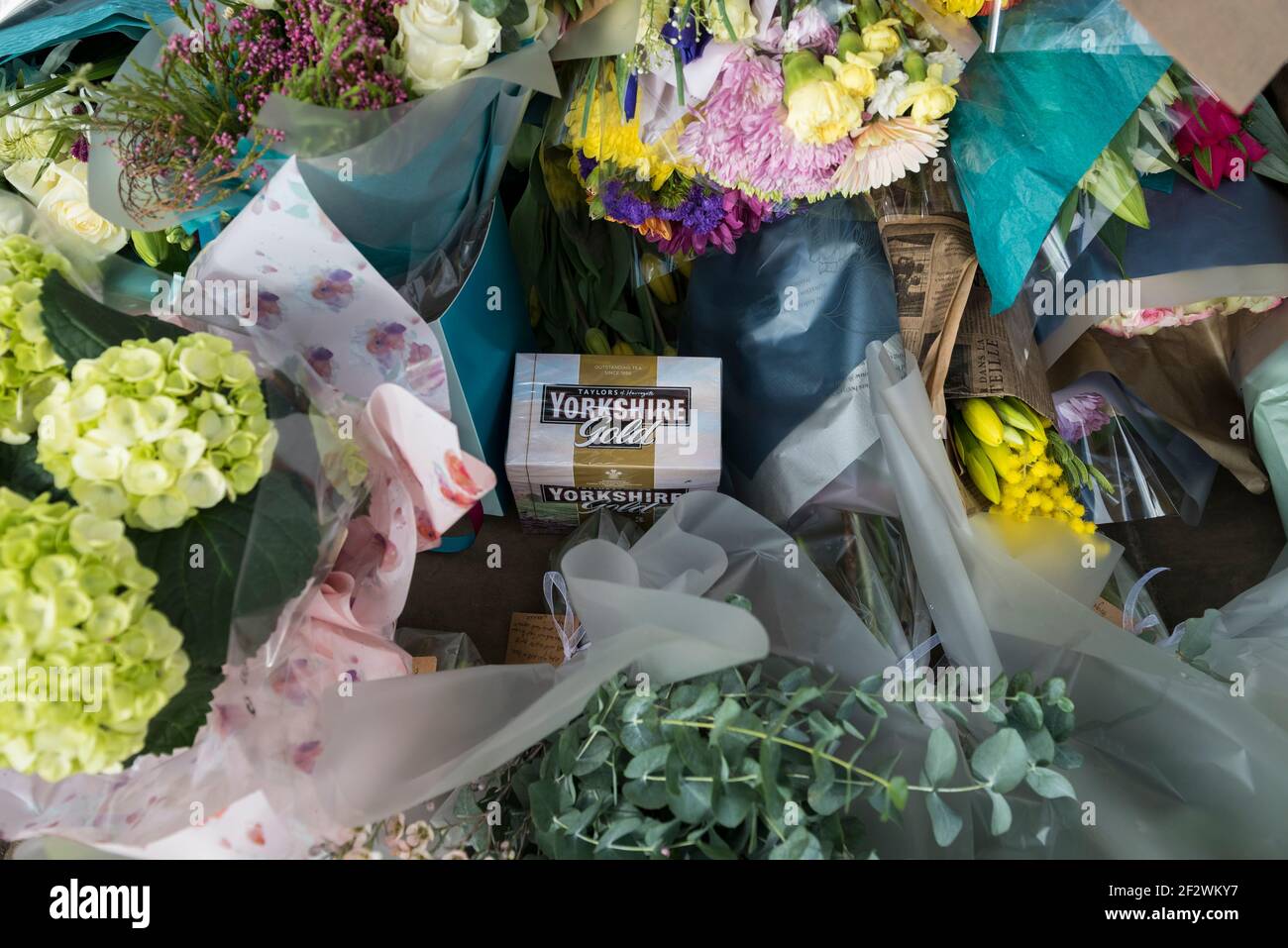 Londres, Reino Unido. 13 de marzo de 2021. Una caja de Yorkshire Gold té homenajes florales en el quiosco de música de Clapham Common para recordar Sarah Everard, originalmente de York. Wayne Couzens, de 48 años, un oficial de policía de Wet, ha sido acusado de su secuestro y asesinato después de que ella caminara a casa cerca de Clapham Common en el sur de Londres. El cuerpo de la niña de 33 años fue encontrada en los bosques de Kent más de una semana después de que fue avistada por última vez el 3 de marzo. Crédito: Stephen Chung / Alamy Live News Foto de stock