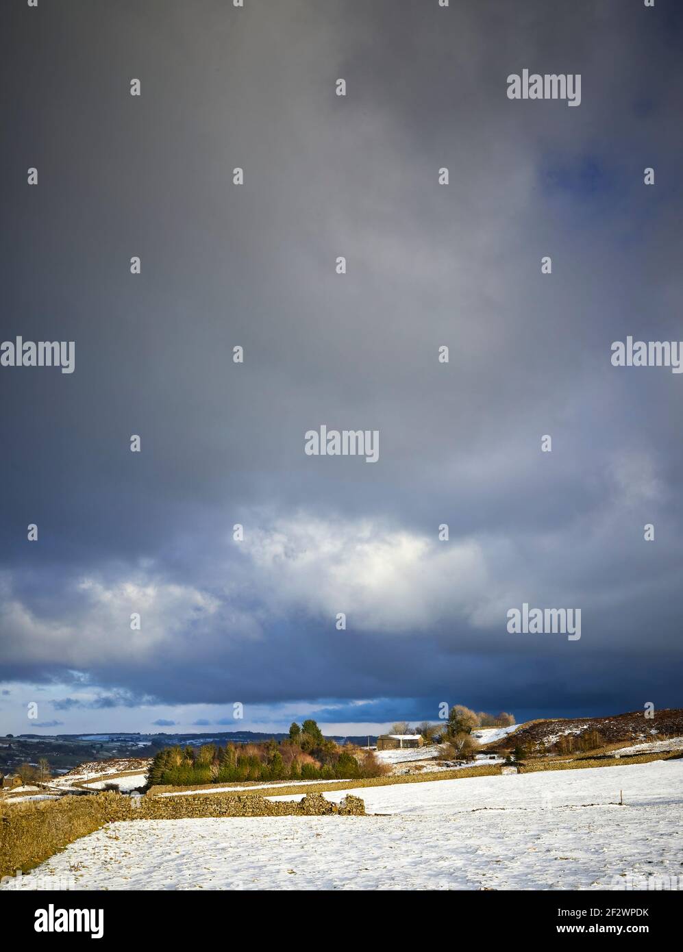 Al final de la tarde, y las nubes de tormenta comienzan a reunirse sobre el páramo a las 900ft Foto de stock