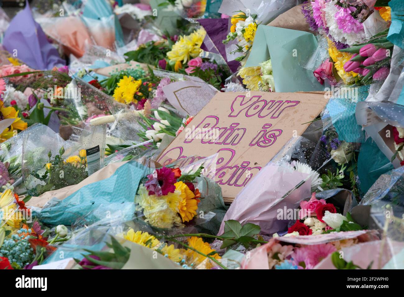 Londres, Reino Unido, 13 de marzo de 2021: Un monumento a las flores de Sarah Everard atrae a cientos de personas que se marchan bien en el bandstand de Clapham Common. Los tributos incluían plantas, flores, velas y mensajes como "¿Cuándo estarán seguras las mujeres?" Y 'solo estaba caminando a casa.' Una vigilia oficial ha sido cancelada debido a las preocupaciones de la policía por el coronavirus. Anna Watson/Alamy Live News Foto de stock