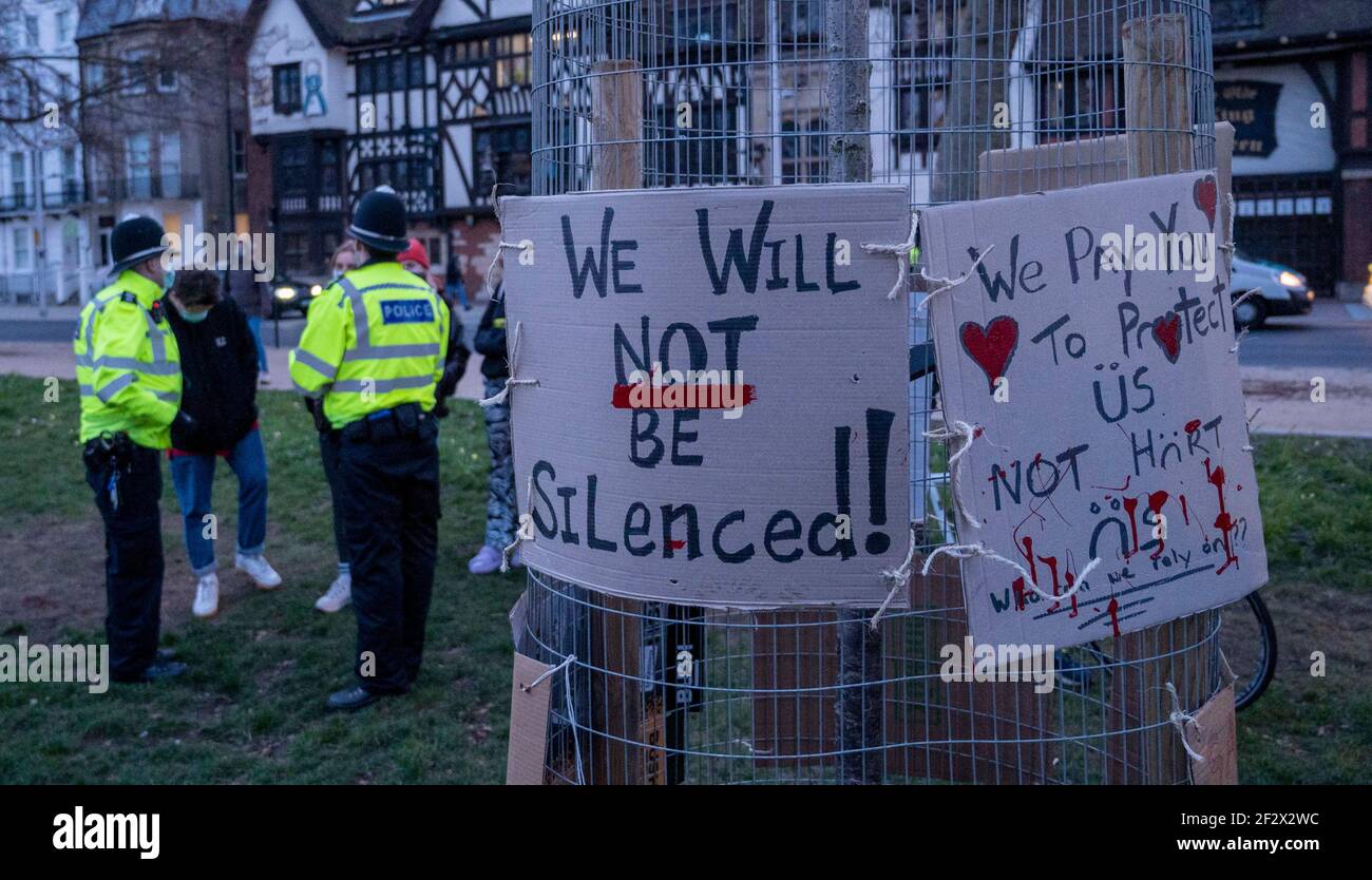 Brighton Reino Unido 13th de marzo de 2021 - cientos de personas participan en una vigilia a la luz de las velas por la víctima de asesinato Sarah Everard en Brighton esta noche. Reclaman estas calles los manifestantes se reunieron en los Jardines del Valle de Brighton para tomar parte en la vigilia antes de que la policía comenzara a mudarlos después de aproximadamente media hora: Crédito Simon Dack / Alamy Live News Foto de stock