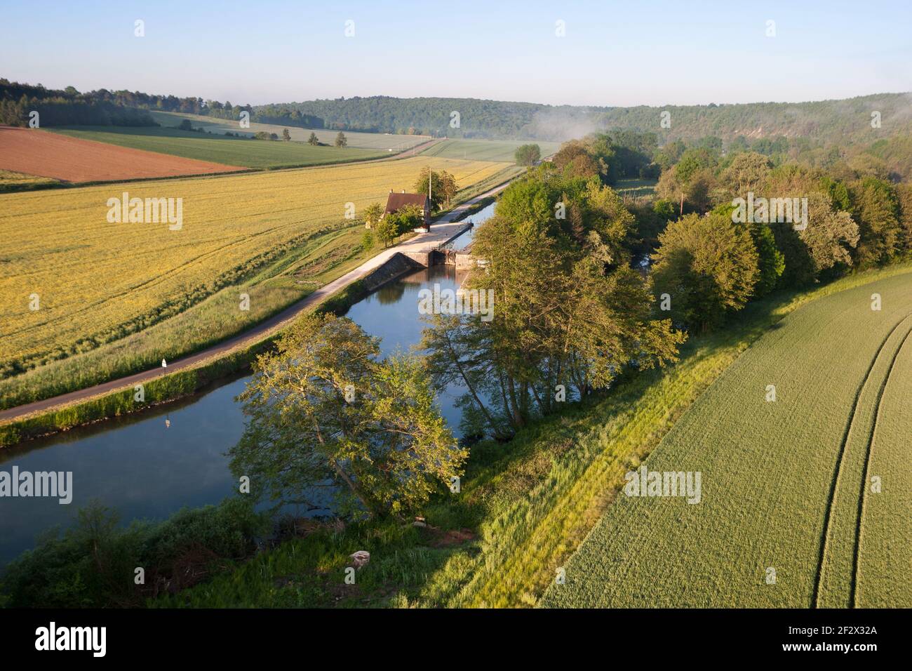 Cerradura de Ravereau visto desde el cielo en Merry-sur-Yonne , Nivernais canal, en el departamento de Yonne , región de Borgoña-Franco-condado, Francia. Foto de stock