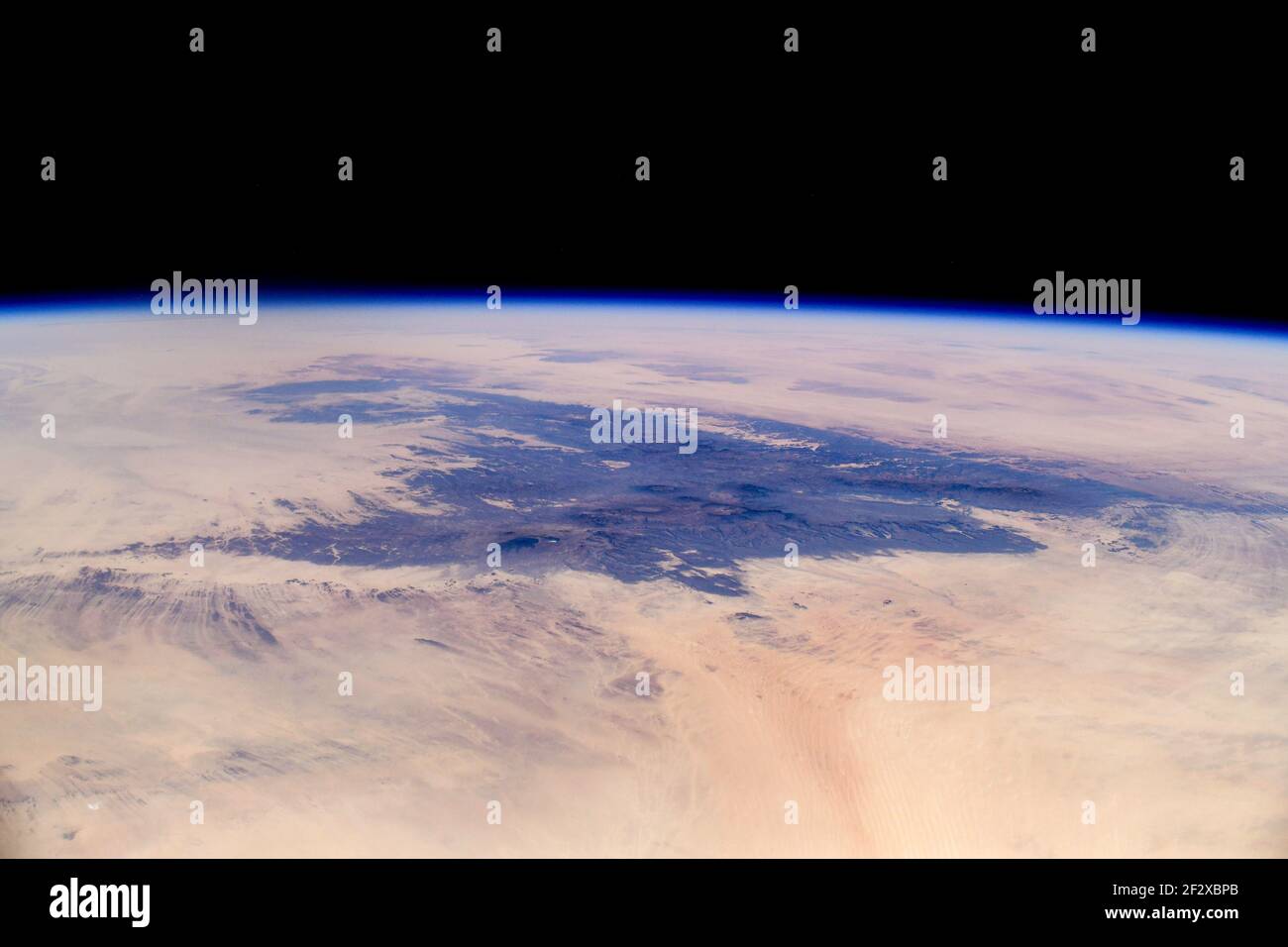 Una vista desde la Estación Espacial Internacional sobre África mirando al noreste a través de Níger hasta las Montañas Tibesti de Chad en órbita 261 millas por encima del 5 de marzo de 2021 en órbita terrestre. Foto de stock