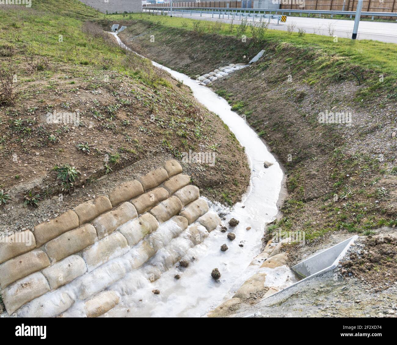 Bolsas de arena que se utilizan para el agua de lluvia para drenar desde la  autopista en el flujo Fotografía de stock - Alamy
