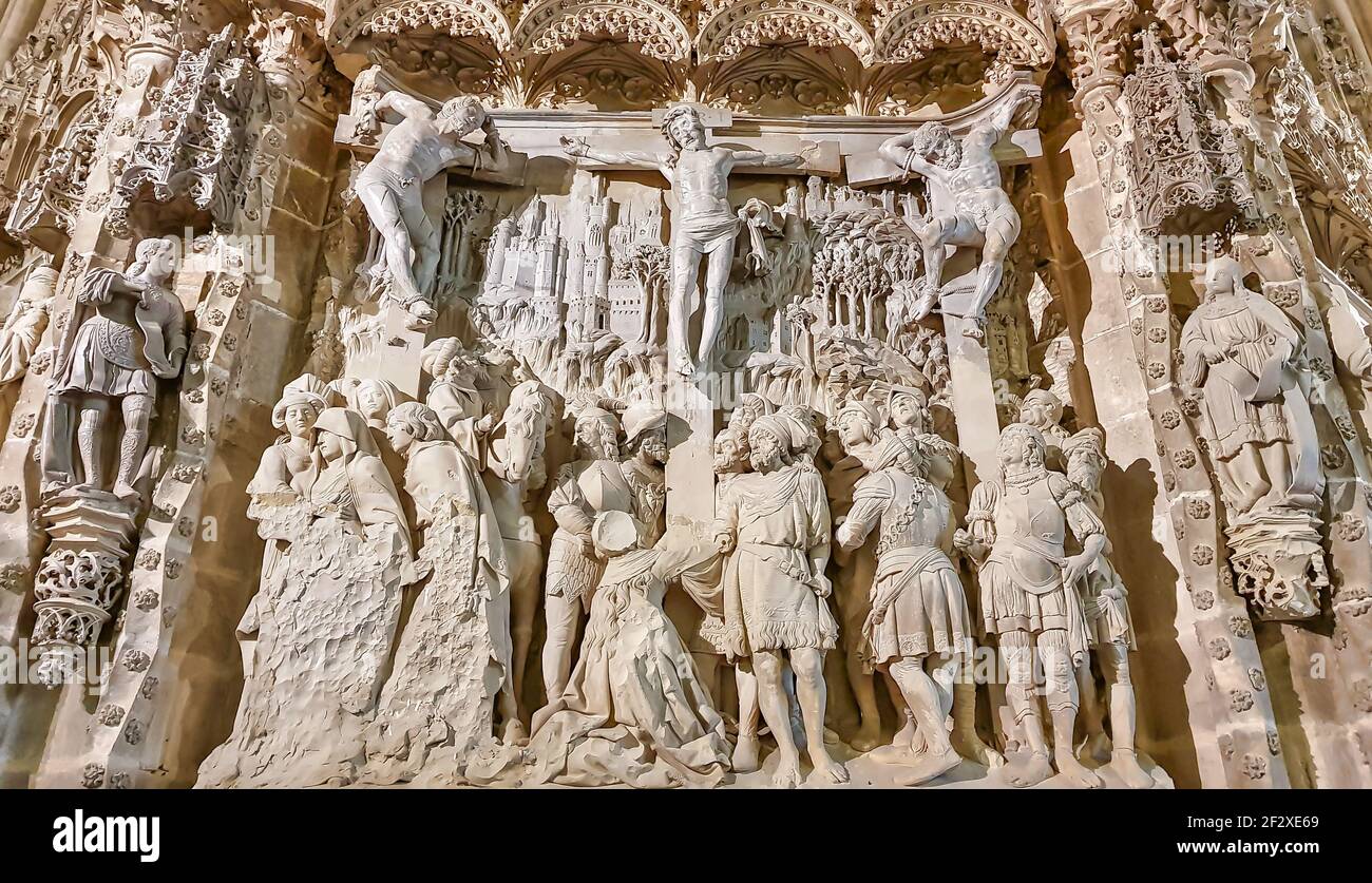 El relieve escultórico de piedra con una escena bíblica de la Crucifixión de Jesucristo en la catedral de Burgos Foto de stock