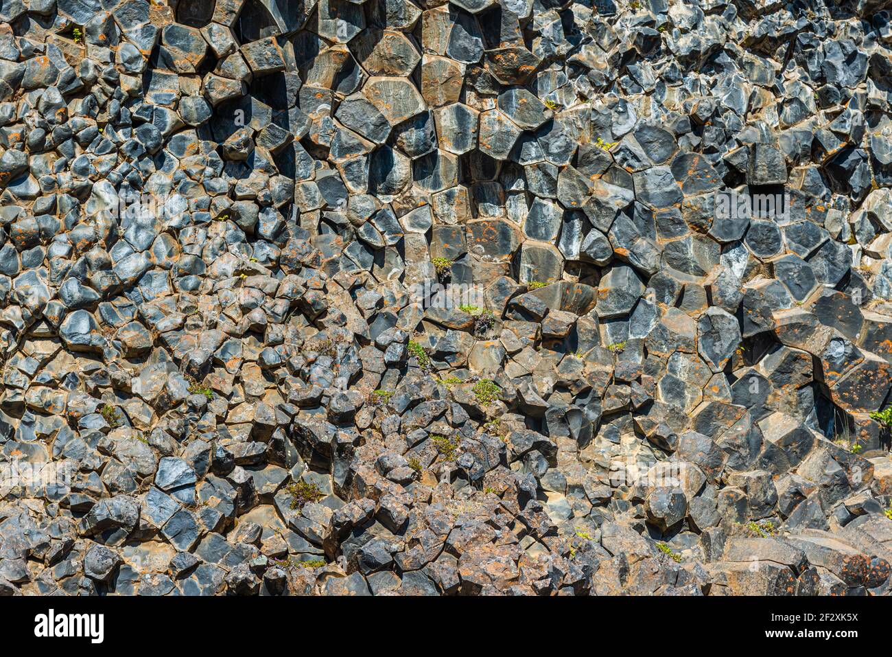 Detalle de rocas de basalto hexagonales en Hljodaklettar en Islandia Foto de stock
