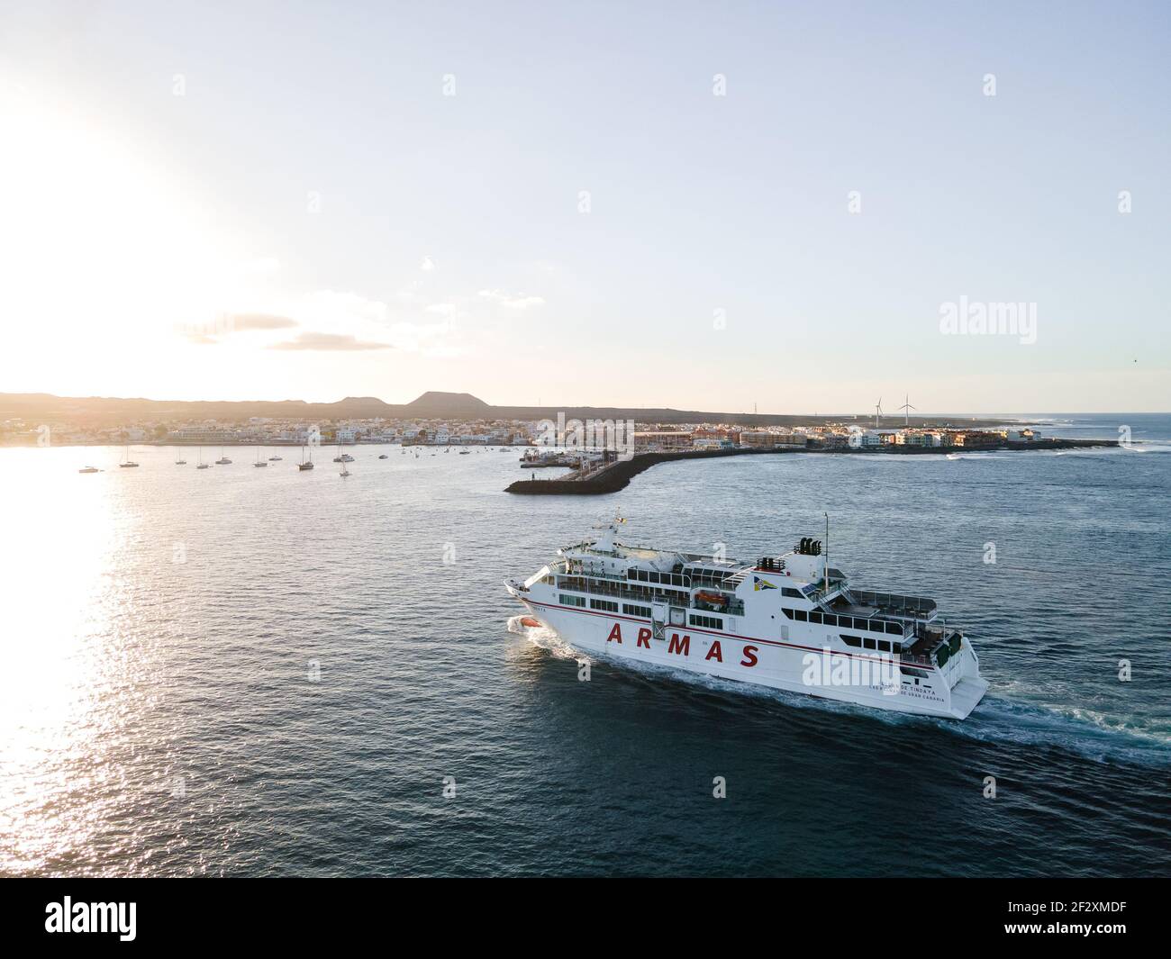Ferry armas Volcán de Tindaya llegando al puerto aéreo drone Shot - Corralejo - Isla de Fuerteventura Foto de stock