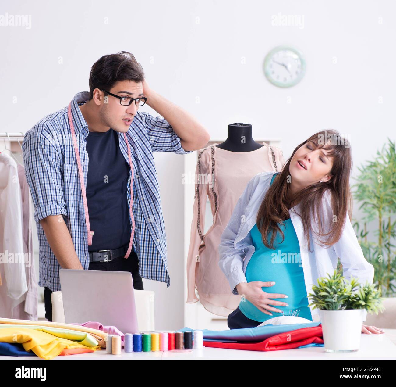 La mujer embarazada visitando nuevos trajes sastre para Fotografía de stock  - Alamy