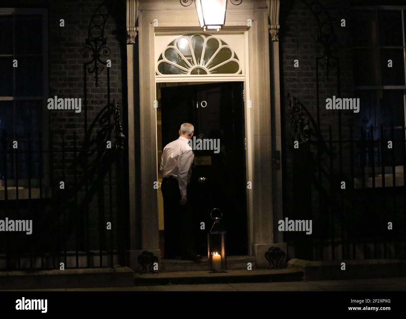 Londres, Inglaterra, Reino Unido. 13th de marzo de 2021. Una vela fue encendida fuera de 10 Downing Street para Sarah Everard quien fue secuestrada y asesinada la semana pasada por un oficial de policía en el Reino Unido. Crédito: Tayfun Salci/ZUMA Wire/Alamy Live News Foto de stock