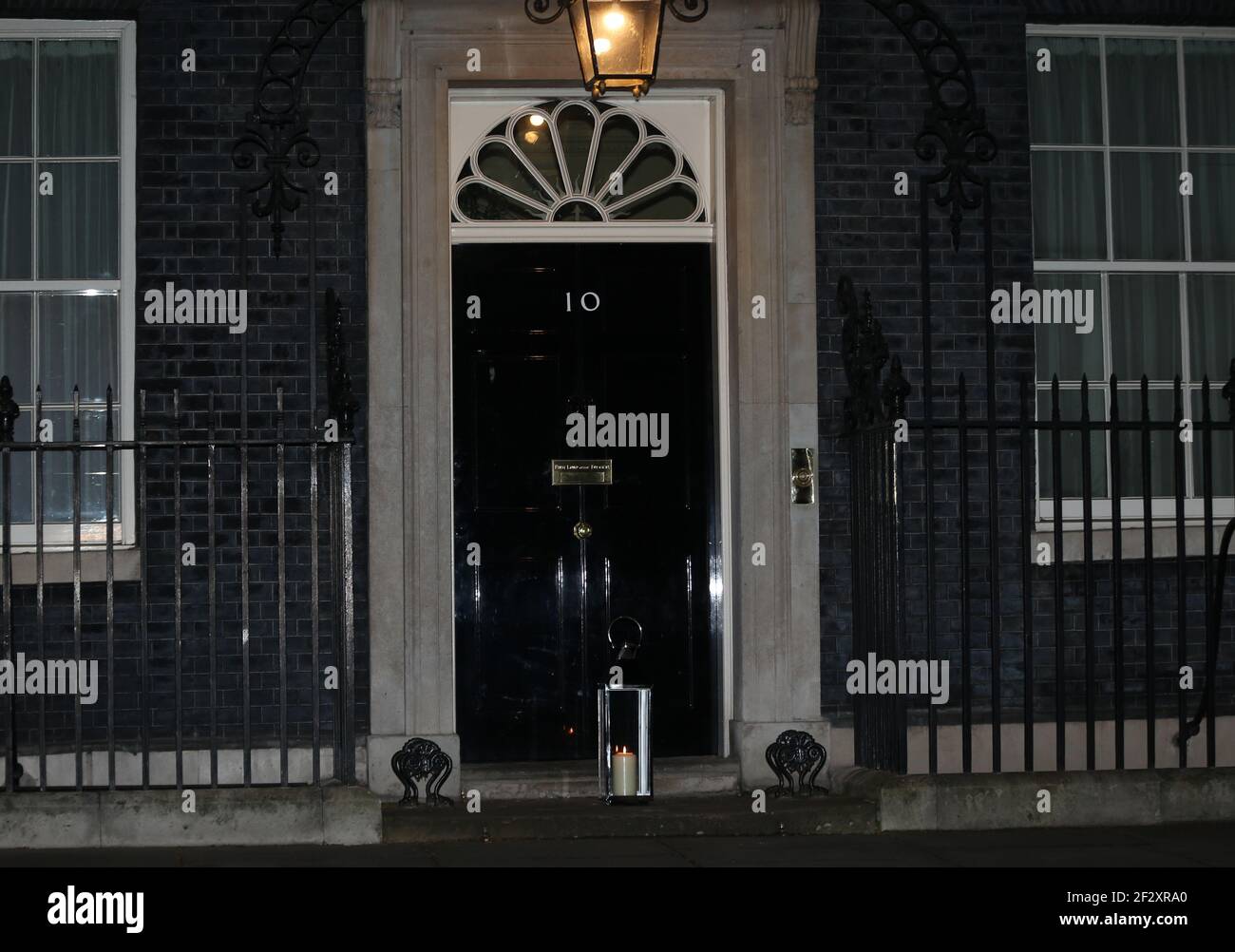 Londres, Inglaterra, Reino Unido. 13th de marzo de 2021. Una vela fue encendida fuera de 10 Downing Street para Sarah Everard quien fue secuestrada y asesinada la semana pasada por un oficial de policía en el Reino Unido. Crédito: Tayfun Salci/ZUMA Wire/Alamy Live News Foto de stock