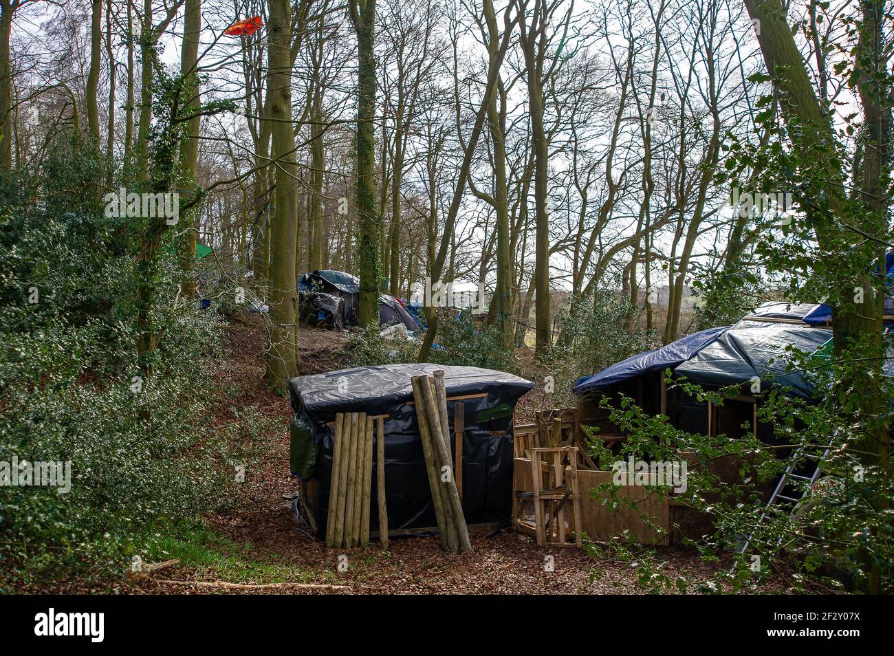 Aylesbury Vale, Buckinghamshire, Reino Unido. 12th de marzo de 2021. Las  casas de los manifestantes en la madera. Los activistas anti HS2 continúan  su lucha para salvar a Jones Hill Wood de