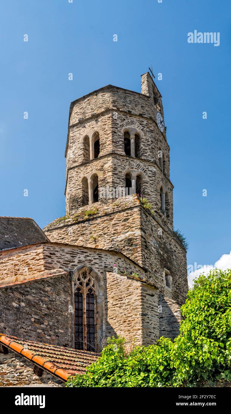 Campanario octogonal en Eglise Saint-Etienne, iglesia medieval en Mas-Cabardès, comuna en Montagne Noire, Languedoc, Aude, región de Occitanie, Francia Foto de stock