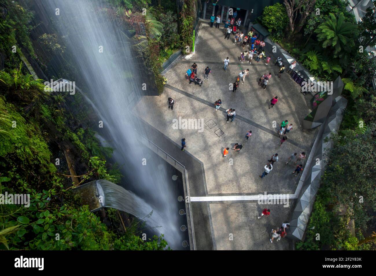La cascada en el atrio de la selva tropical en Gardens by the Bay en Singapur. Jardines junto a la bahía es un parque natural que abarca más de 100 hectáreas. Foto de stock