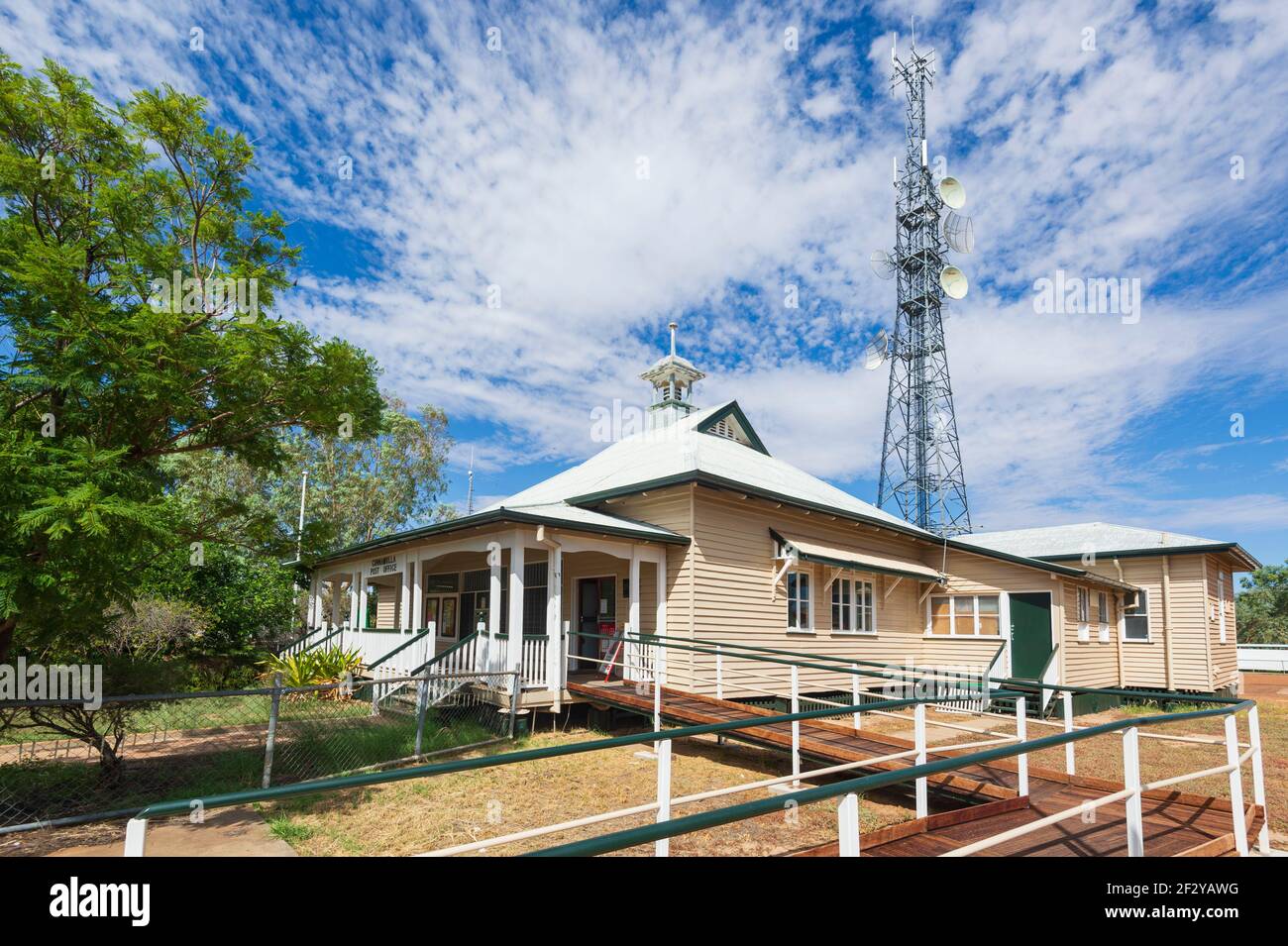 Oficina de correos ubicada en una antigua casa de Queenslander, Cunnamulla, Queensland, QLD, Australia Foto de stock