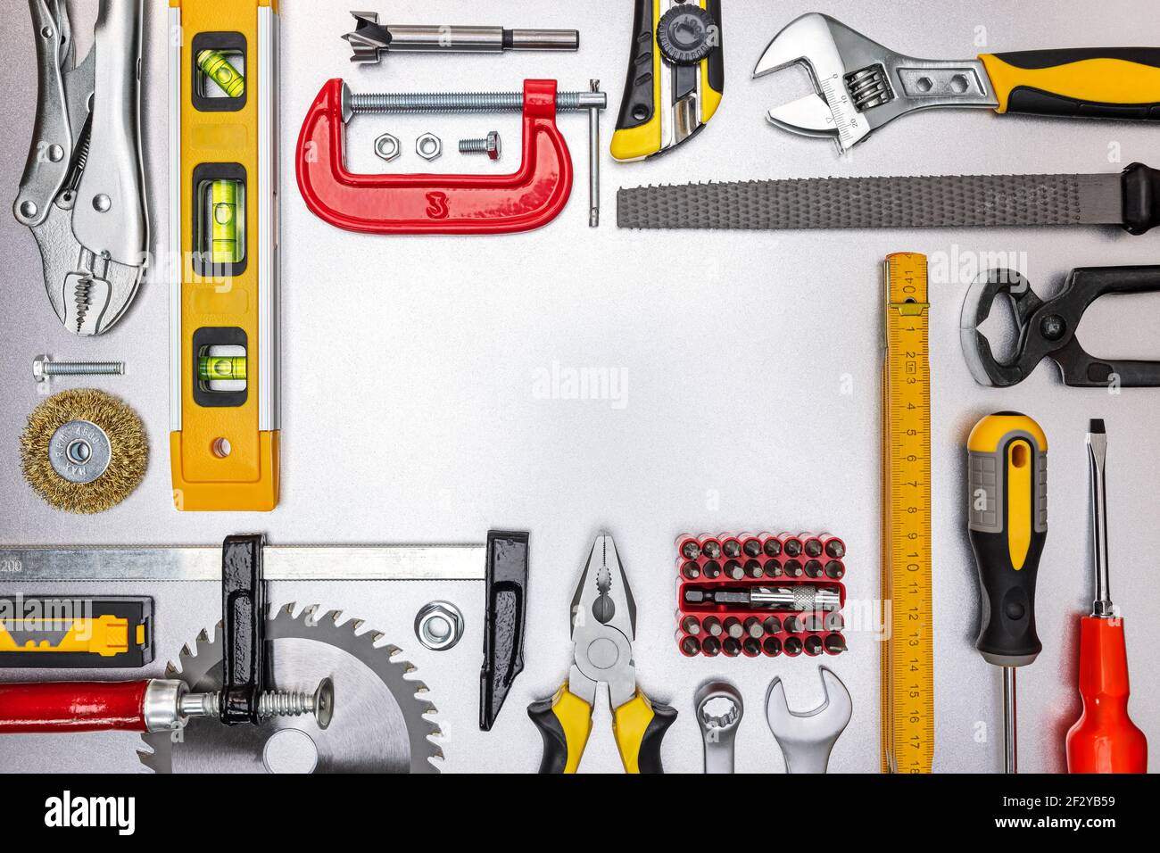 conjunto de varias herramientas de construcción o herramientas manuales  para la reparación de la casa. espacio de copia, diseño de marcos  Fotografía de stock - Alamy