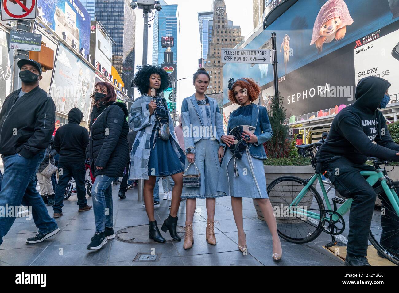 Nueva York, NY - 13 de marzo de 2021: Marina Gil-Lemesheva presenta su  diseño de moda y accesorios en Times Square mientras protesta por Breonna  Taylor se desarrolla en el fondo Fotografía
