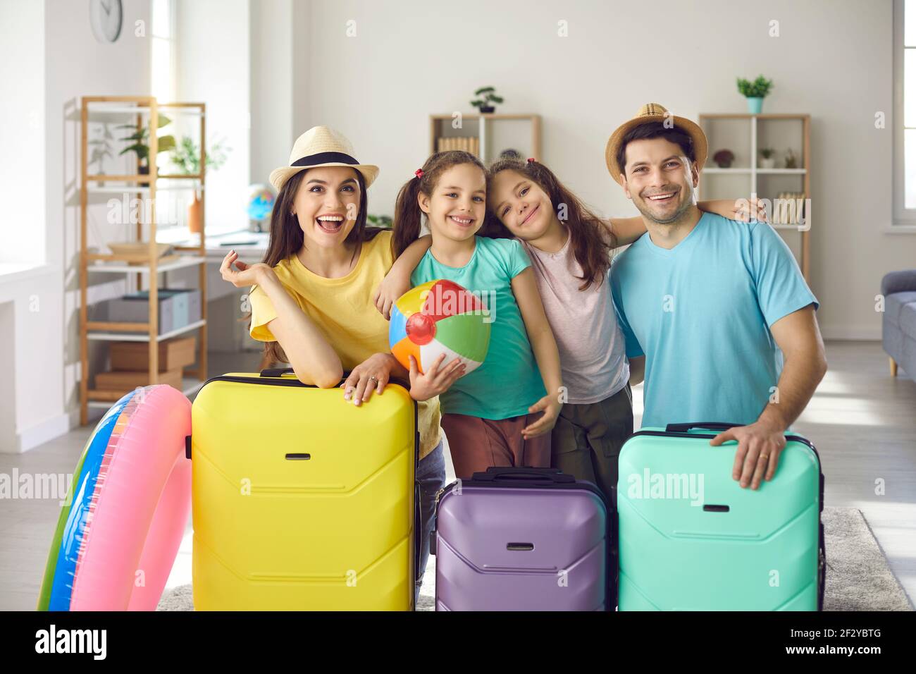 Retrato de familia sonriente feliz con sus maletas listas para el viaje de  vacaciones Fotografía de stock - Alamy