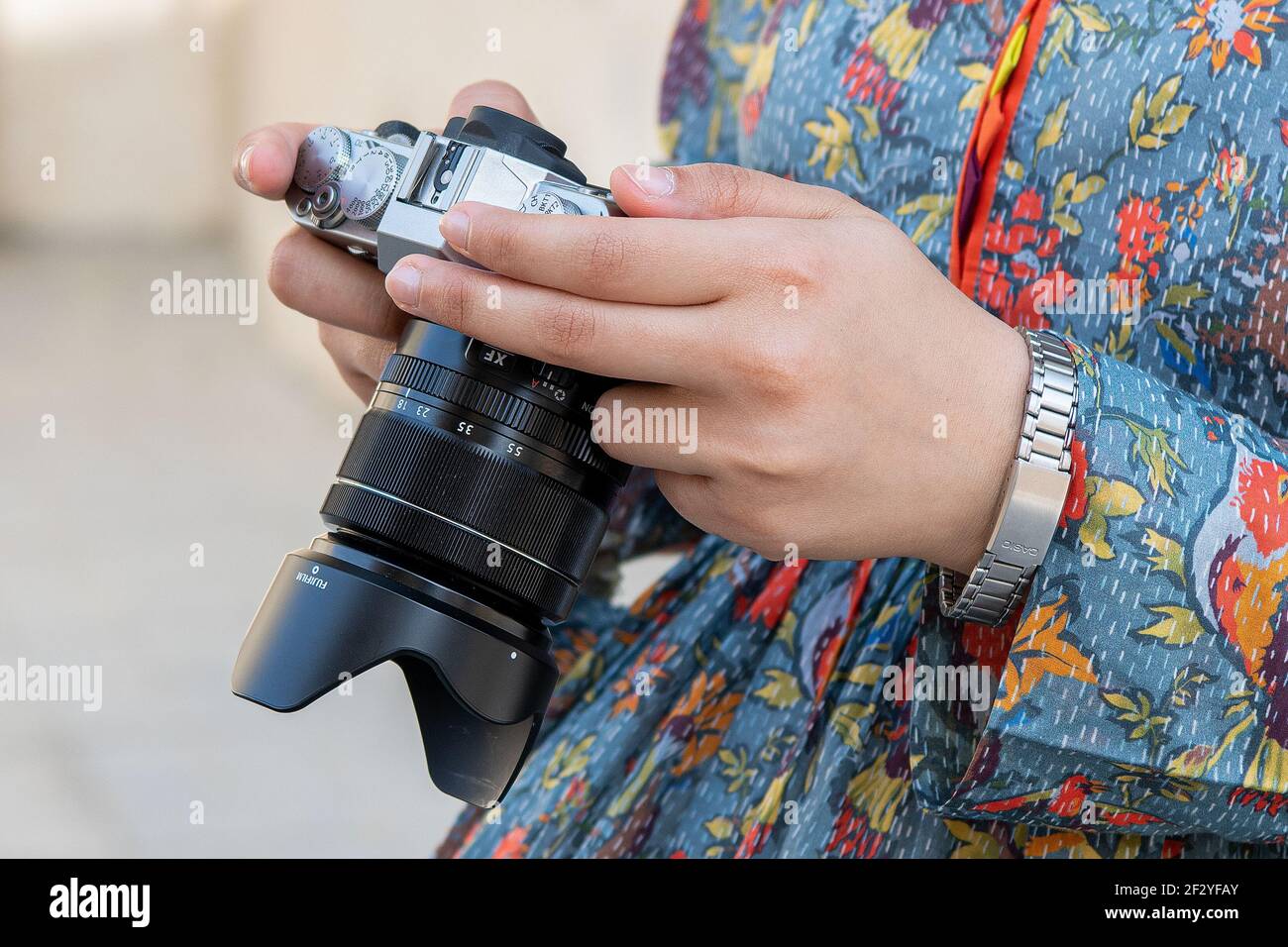 Primer plano de la cámara de mano de las chicas Foto de stock