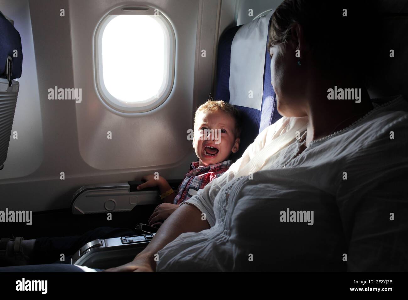 Retrato del niño llorando en el vuelo Foto de stock