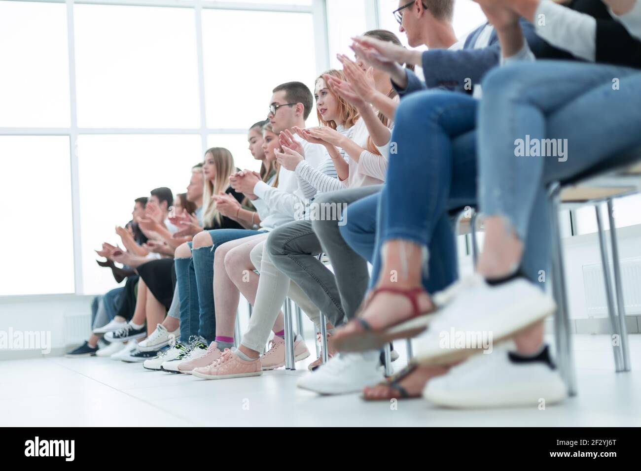 Imagen de fondo de los jóvenes aplaudiendo en la sala de conferencia Foto de stock