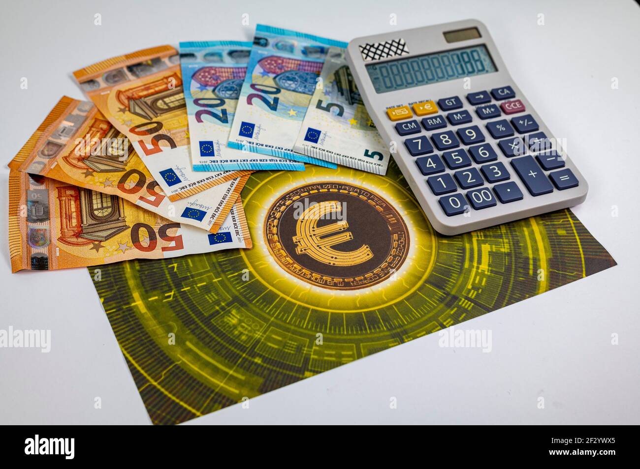 billetes de 50 20 5 euros con símbolo de euro con calculadora Fotografía de  stock - Alamy