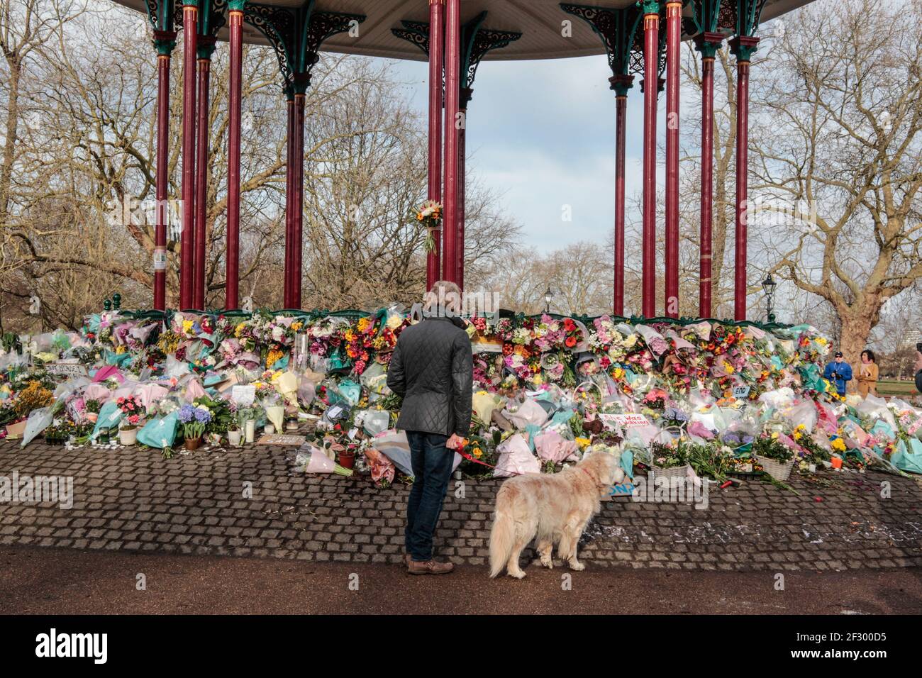 Londres Reino Unido 14 de marzo de 2021, después de la última vigilia nocturna, que terminó con las detenciones, la gente sigue llevando flotadores tributo al bandstand en Clapham Common. Paul Quezada-Neiman, Alamy Live News Foto de stock