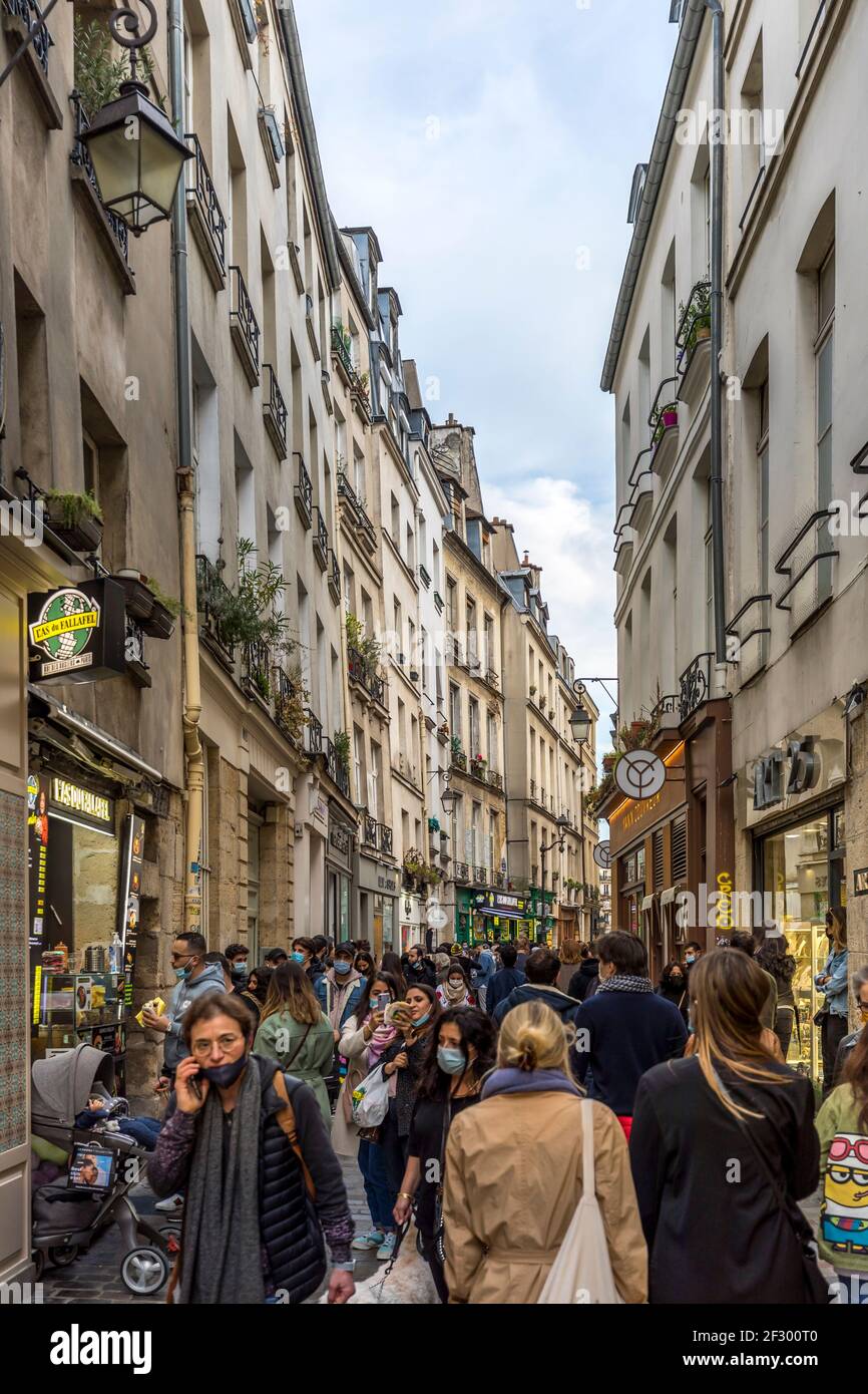París, Francia - 21 de febrero de 2021: Barrio judío de le Marais durante la pandemia de Covid-19. La rue des Rosiers es un importante centro de la com judía de París Foto de stock