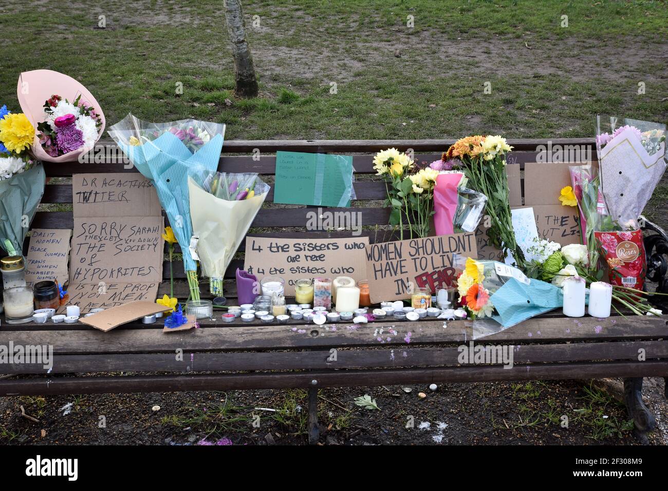 Clapham Common, Londres, Reino Unido. 14th de marzo de 2021. Gente que paga sus respetos y que pone tributos florales para Sarah Everard en el bandstand de Clapham Common, el día después de la vigilia cancelada. Crédito: Matthew chattle/Alamy Live News Foto de stock