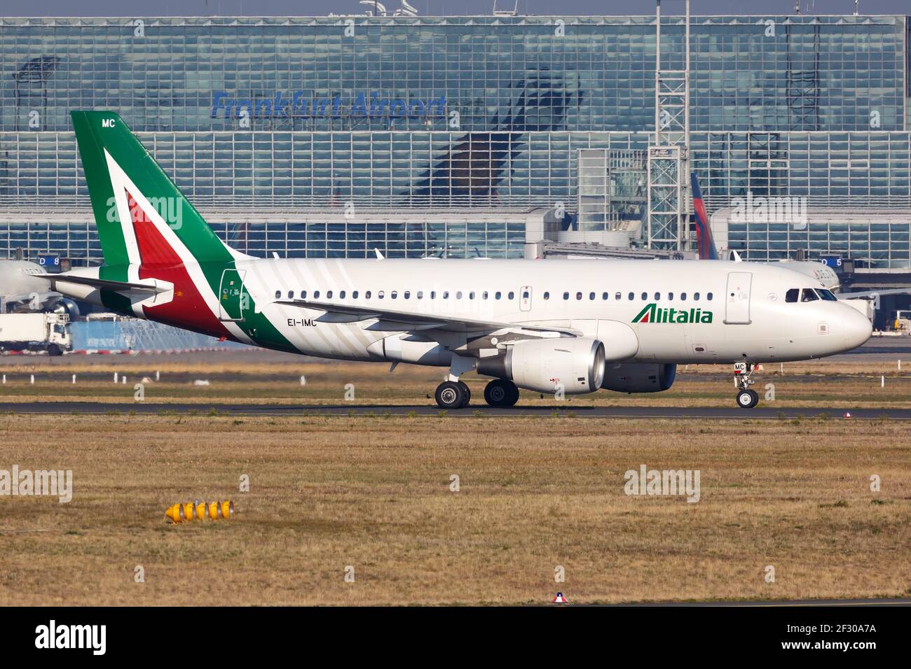 Frankfurt, Alemania - 16 de octubre de 2018: Avión Airbus A319 de Alitalia en el aeropuerto de Frankfurt (FRA) en Alemania. Airbus es un fabricante europeo de aviones Foto de stock