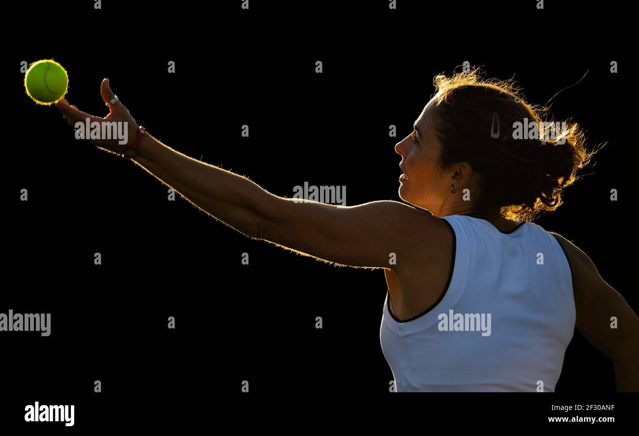 Virginia Ruano Pascual de España sirviendo durante dobles partido (socio Meghan Shaughnessy) - contra Alicja Rosolska y Zi Yan. Miércoles 16th de junio de 2 Foto de stock