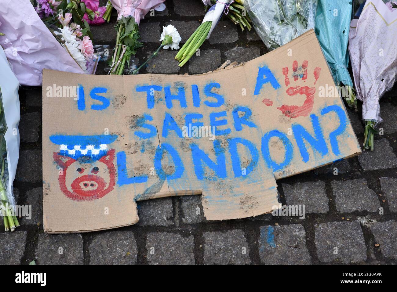 Clapham Common, Londres, Reino Unido. 14th de marzo de 2021. Gente que paga sus respetos y que pone tributos florales para Sarah Everard en el bandstand de Clapham Common, el día después de la vigilia cancelada. Crédito: Matthew chattle/Alamy Live News Foto de stock