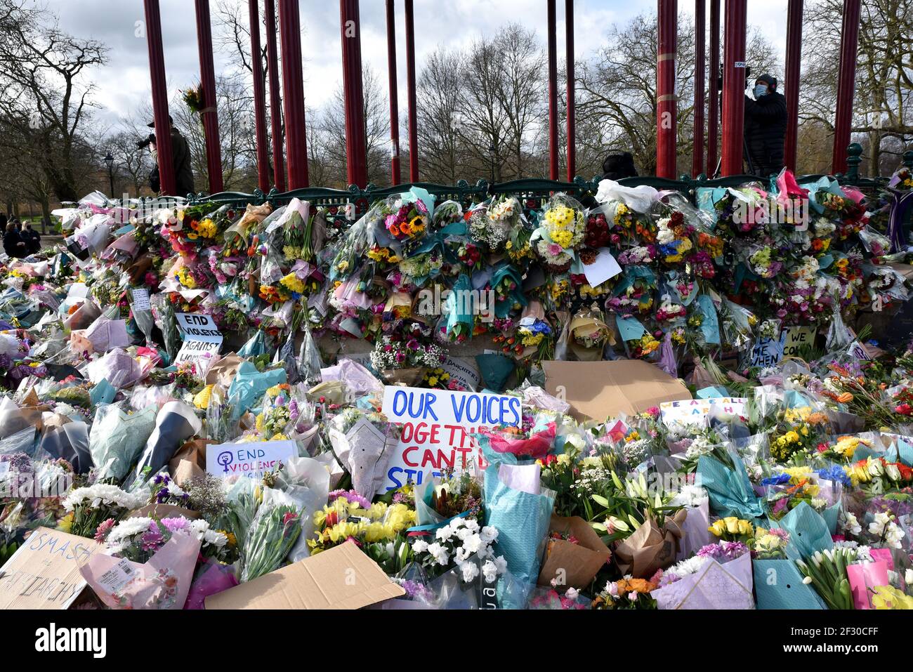 Clapham Common, Londres, Reino Unido. 14th de marzo de 2021. Gente que paga sus respetos y que pone tributos florales para Sarah Everard en el bandstand de Clapham Common, el día después de la vigilia cancelada. Crédito: Matthew chattle/Alamy Live News Foto de stock