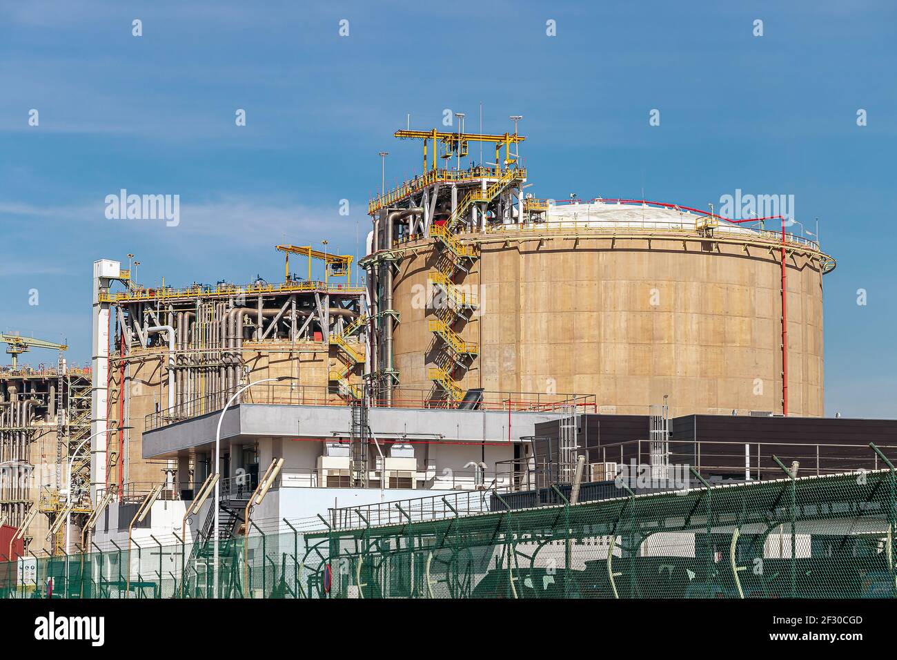 Depósitos de almacenamiento de la industria del gas natural y la compañía de transporte de El sistema Español de Gas Foto de stock