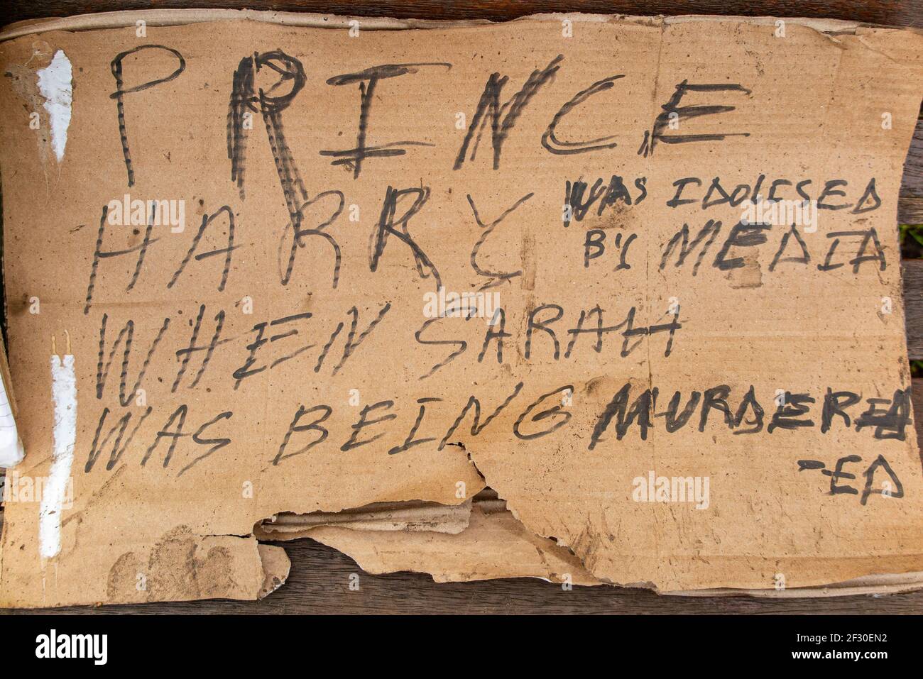 14th de marzo de 2021 - un cartel sobre el príncipe Harry hace referencia a Sarah Everard en Clapham Common, el día después de la vigilia cancelada Foto de stock