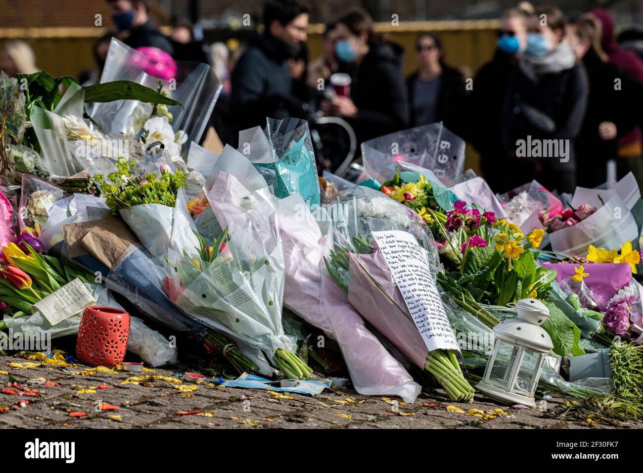 14th Marzo 2021 - las familias pagan sus respetos y pagan tributos florales para Sarah Everard en Clapham Common, el día después de la vigilia cancelada Foto de stock