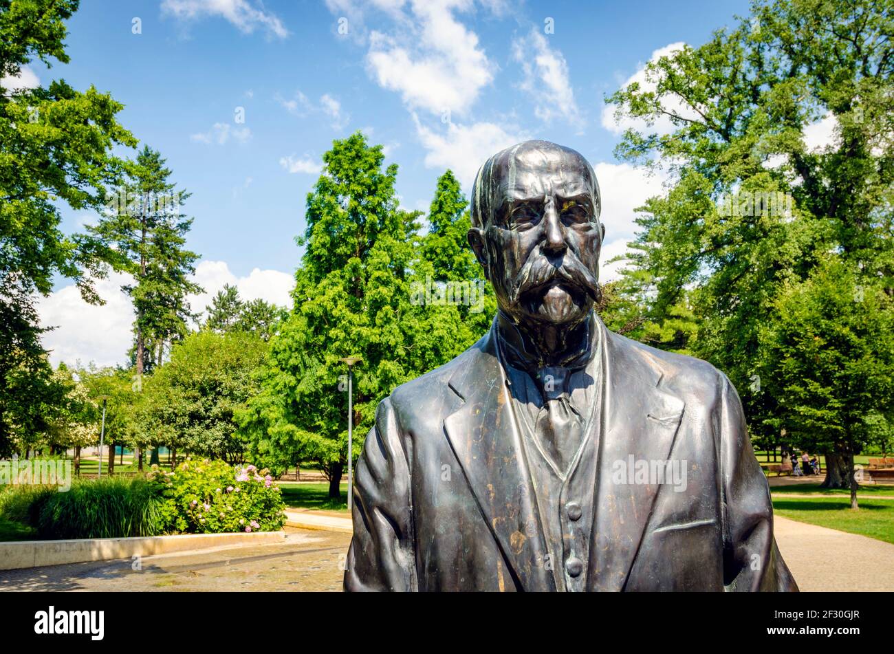 Tomas Garrigue Masaryk, una estatua de bronce del primer presidente checoslovaco, de pie en el parque termal de Podebady, República Checa Foto de stock