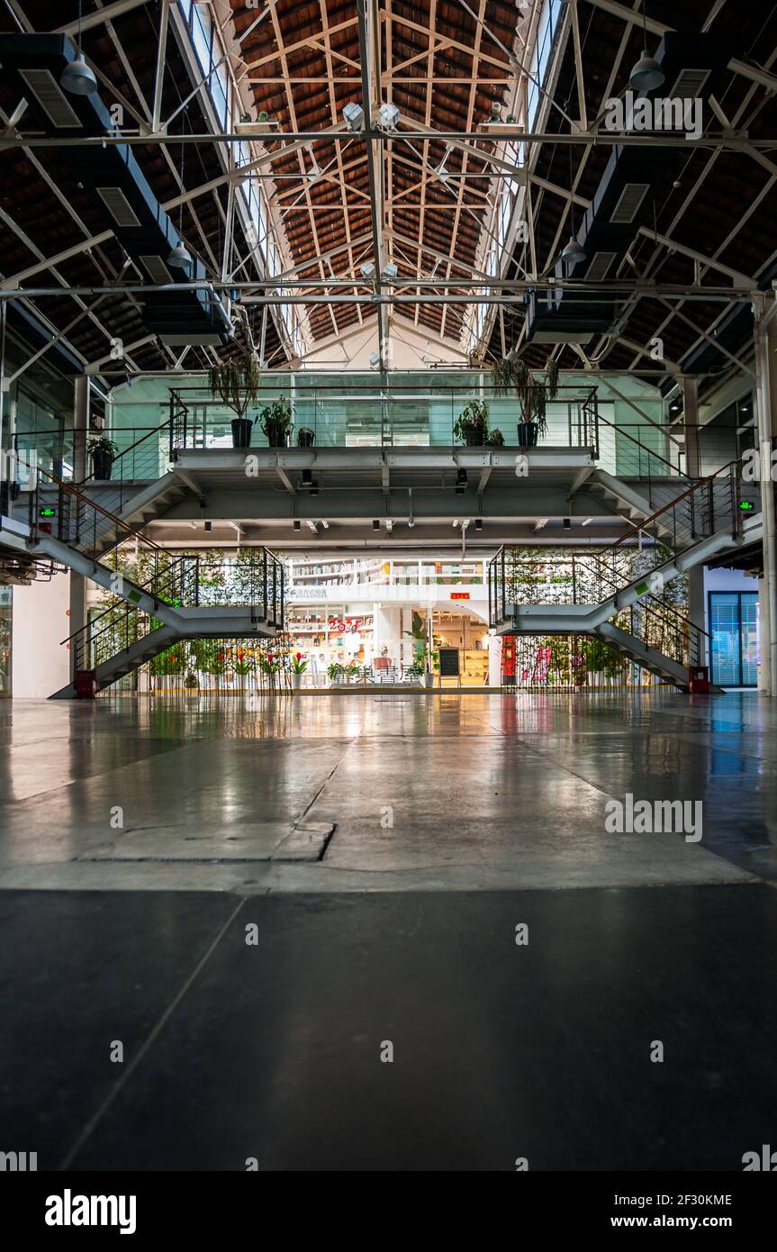 Espacio vacío en una antigua fábrica que ahora forma parte de la zona industrial creativa del Puente 8 en Jianguo Middle Road, Distrito Huangpu, Shanghai, China, Asia. Foto de stock