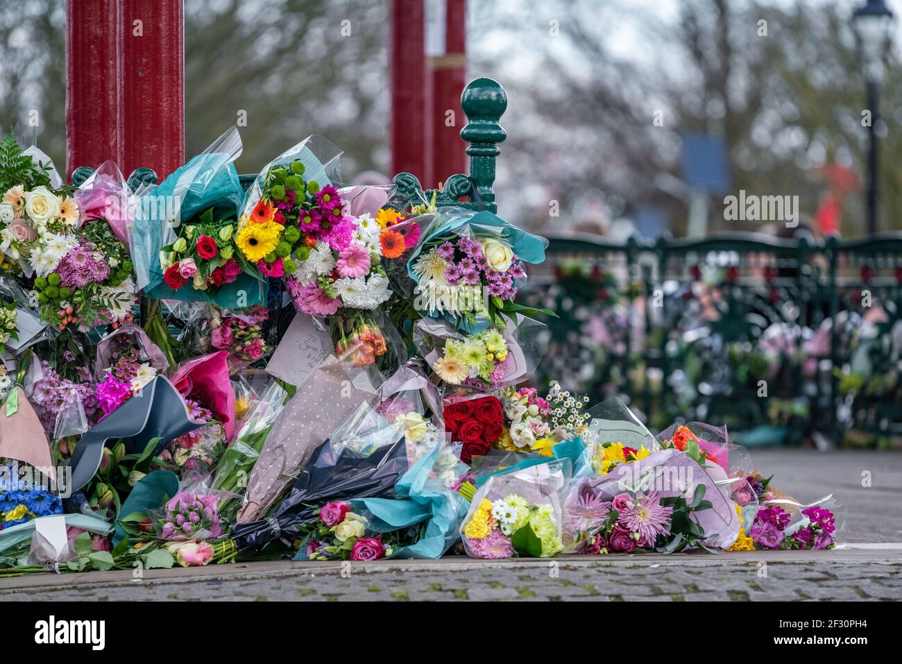 Sarah Everard Tributes. Los tributos florales y las salidas de la pena continúan en el bandstand de Clapham Common en memoria de la asesinada 33 años de edad ejecutiva de marketing Sarah Everard que desapareció el miércoles 3rd de marzo después de dejar la casa de un amigo cerca de Clapham Common para caminar a casa. El 9th de marzo, Wayne Couzens, un oficial de la policía metropolitana de la unidad de protección parlamentaria y diplomática, fue detenido en Deal, Kent, en primer lugar por sospecha de secuestro de Everard y posteriormente por sospecha de su asesinato. Londres, Reino Unido. Foto de stock