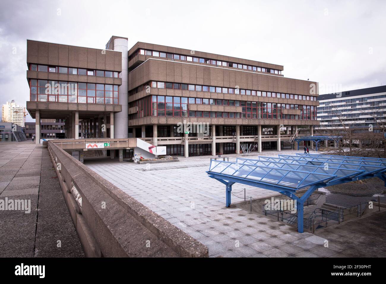 Ruhr Universidad Bochum, plaza frente a la Biblioteca Central, casi ningún estudiante en el campus durante la pandemia de Corona, Bochum, Renania del Norte-Westfalia Foto de stock