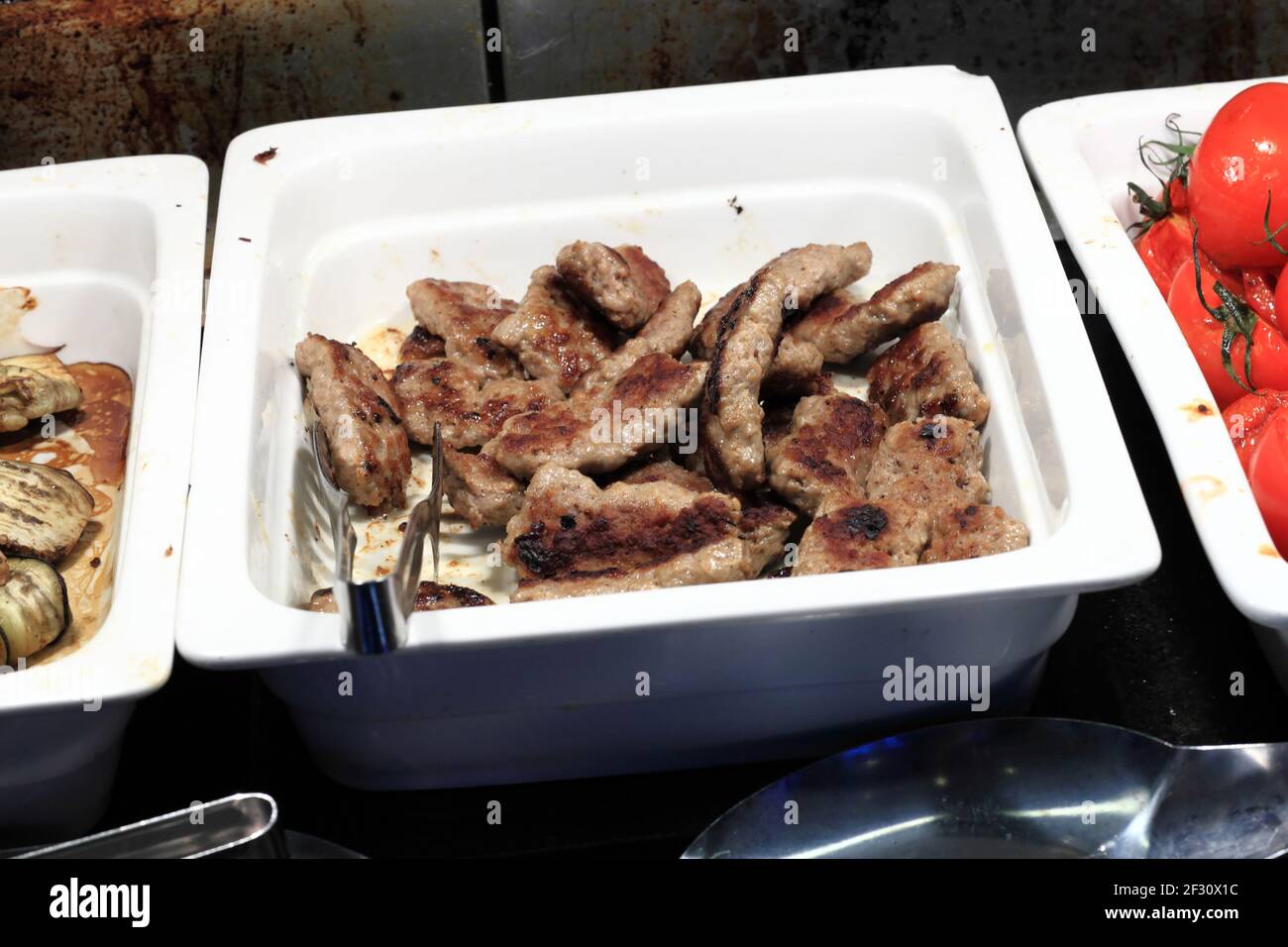 Carne asada en un plato en el buffet Fotografía de stock - Alamy